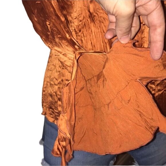 🍁Gasp Bell Sleeve Silky Top - Picture 4 of 7